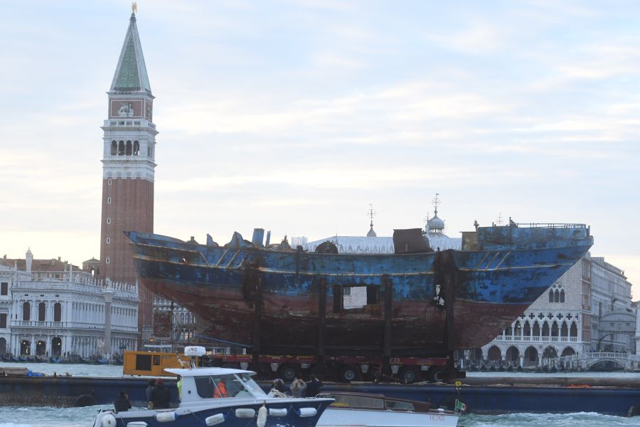 Il barcone della strage dei 700 migranti trasportato alla Biennale di Venezia
