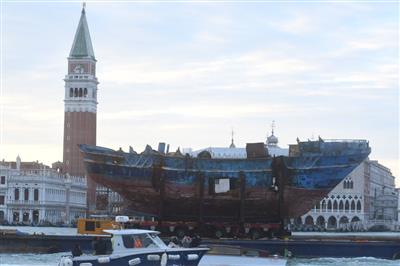 Il barcone della strage dei 700 migranti trasportato alla Biennale di Venezia